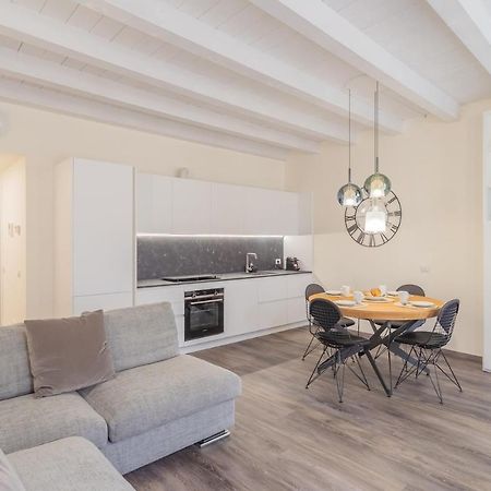 Modern & Stylish Apartment In Como City By Rent All Комо Екстериор снимка
