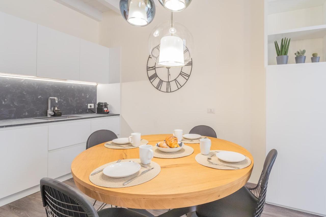 Modern & Stylish Apartment In Como City By Rent All Комо Екстериор снимка