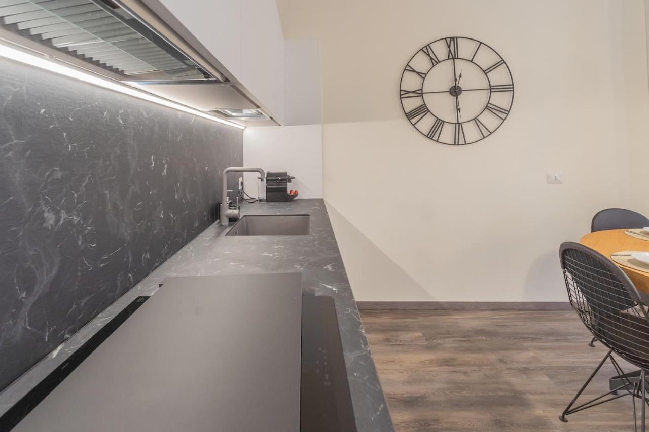 Modern & Stylish Apartment In Como City By Rent All Комо Екстериор снимка