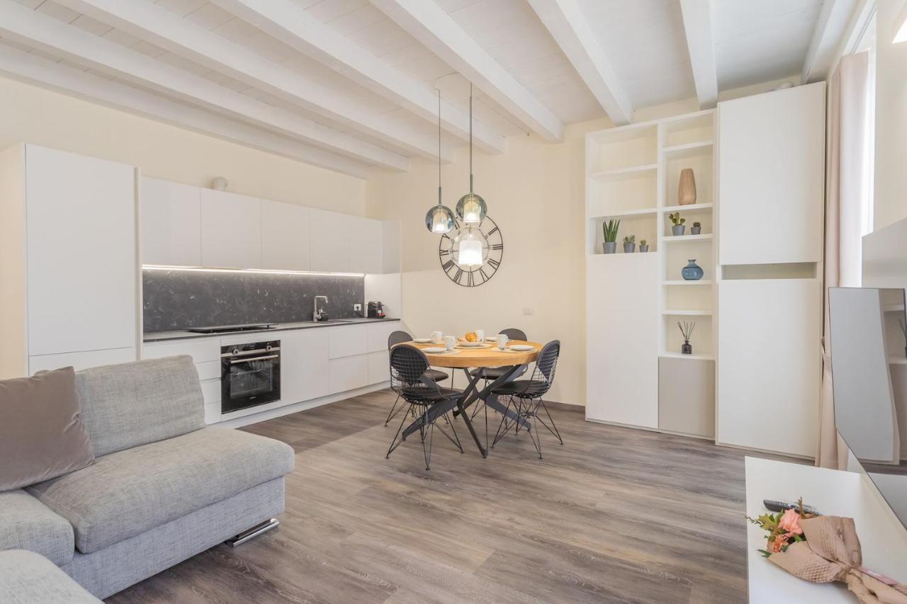 Modern & Stylish Apartment In Como City By Rent All Комо Екстериор снимка