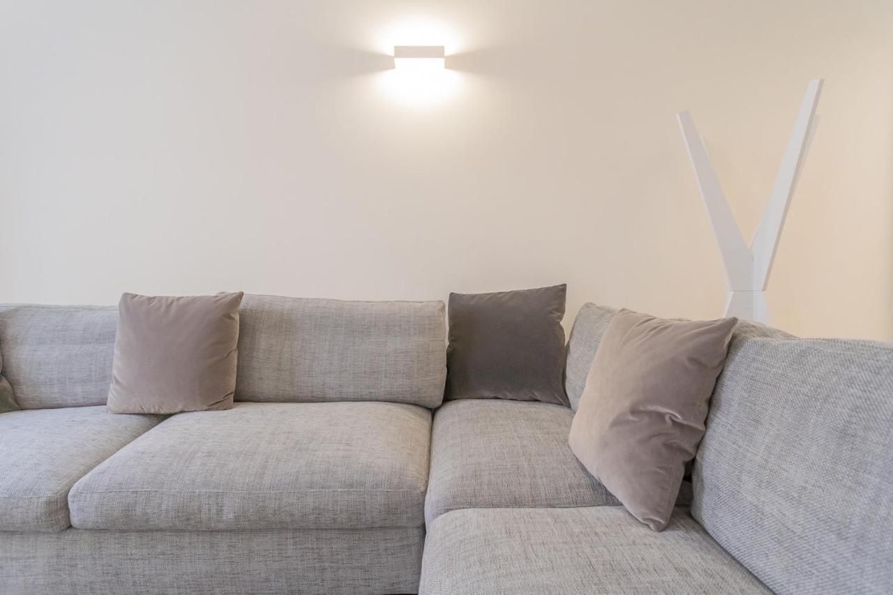 Modern & Stylish Apartment In Como City By Rent All Комо Екстериор снимка